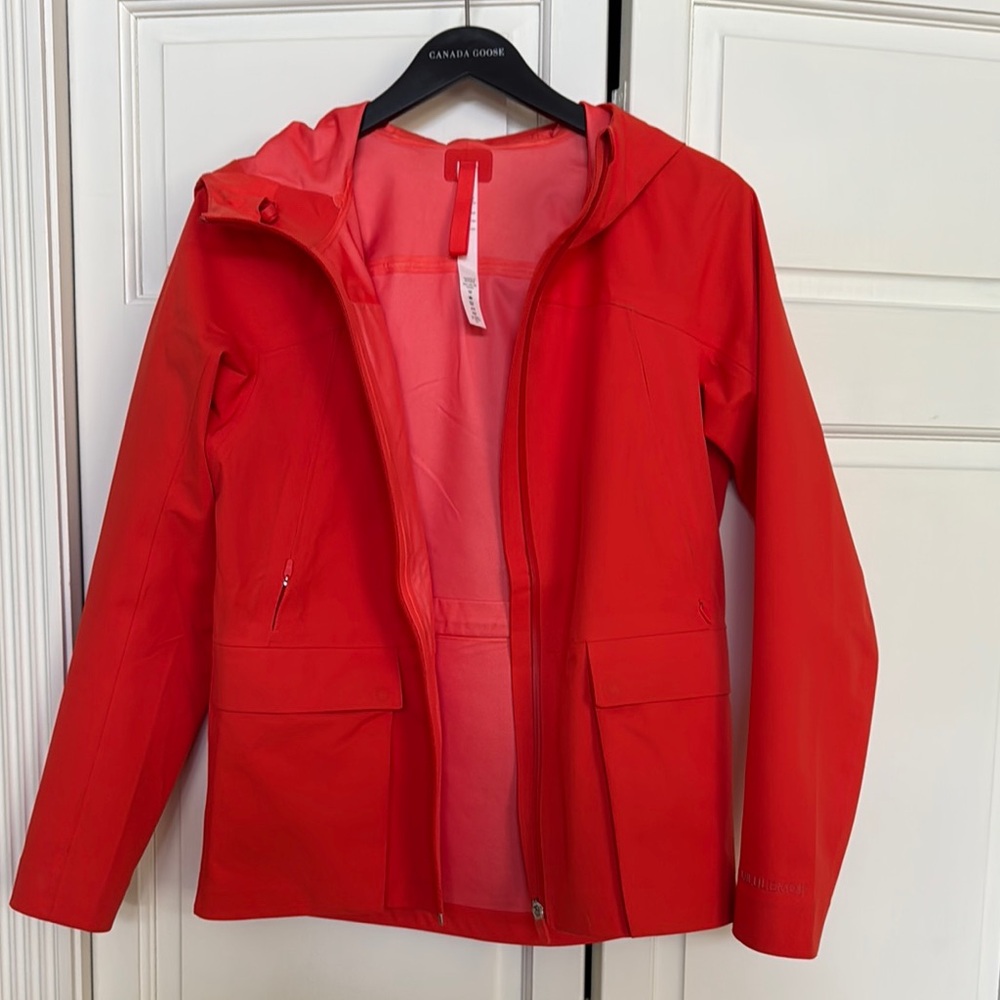 Lululemon GLYDE fabric Red/Orange Jacket
Size 4. Excellent!